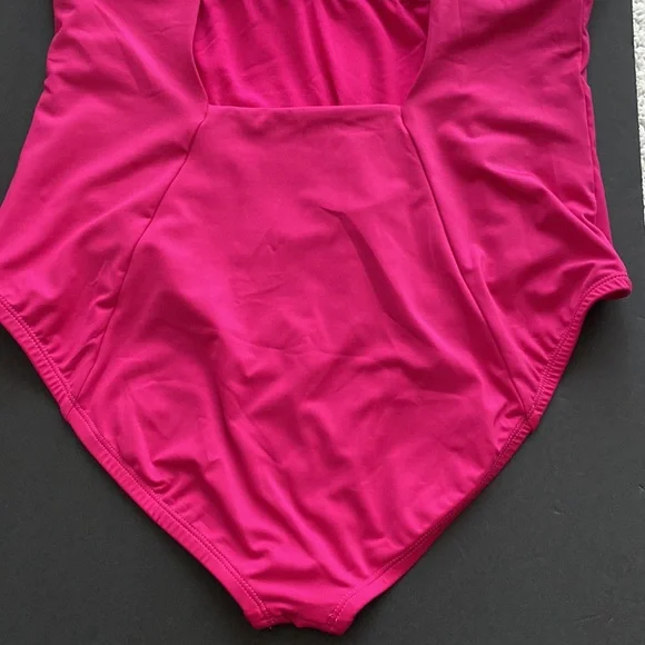 Nike Essential Solid U Back One Piece Pink Swimsuit - Picture 8 of 10